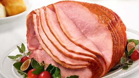 Trei persoane au ajuns la spital cu botulism, după ce au mâncat şuncă afumată, în Satu Mare