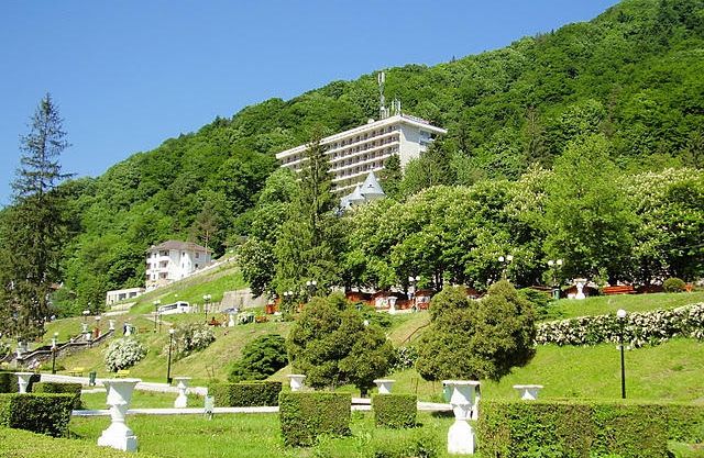 După 214 ani, izvoarele minerale de la Slănic Moldova au fost închise de firma care deţine terenul 