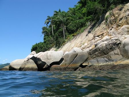 Insula care pare un paradis exotic, dar de care se fereşte toată lumea. Ce secret ascunde