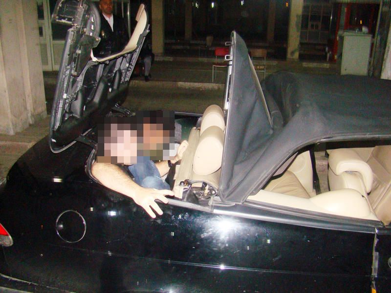 Ce au descoperit poliţiştii de frontieră de la Giurgiu, într-o maşină decapotabilă