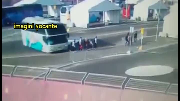 Momentul în care un autobuz spulberă trei sportivi la Jocurile Europene