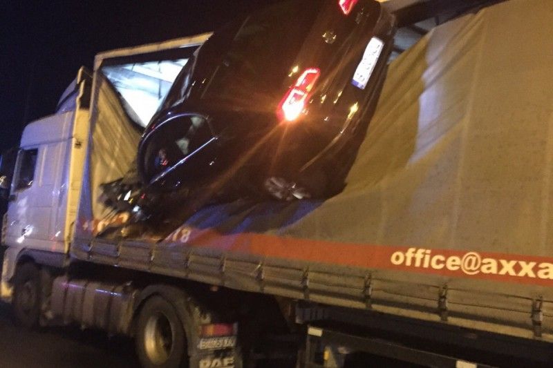 Accident spectaculos pe DN1: un şofer beat a plonjat cu maşina într-un tir