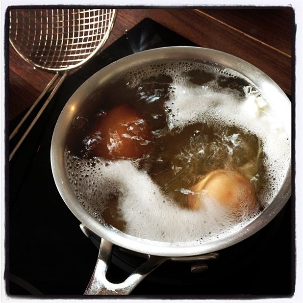 A pus ouăle la fiert și a așteptat. A descoperit ceva incredibil după ce s-au crăpat!