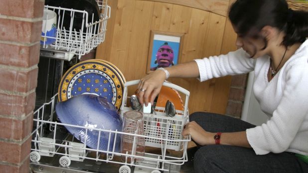 Trucul prin care vasele tale vor fi mai curate ca niciodată! Ai nevoie de un simplu ingredient!