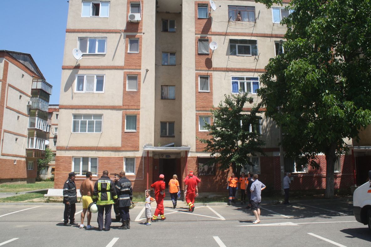 Scene şocante în Timiş. Un copil de 4 ani, la un pas să cadă în gol de pe faţada unui bloc