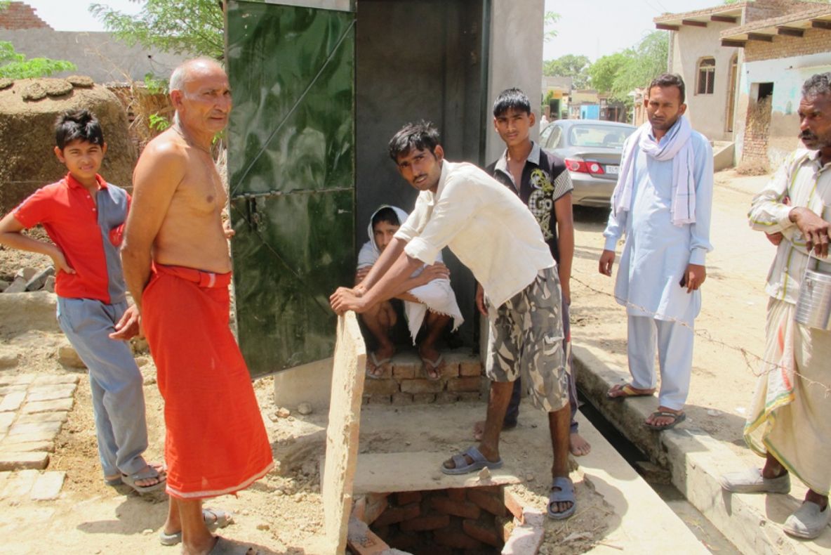 Guvernul din India construiește milioane de toalete. Nimeni nu vrea să intre în ele