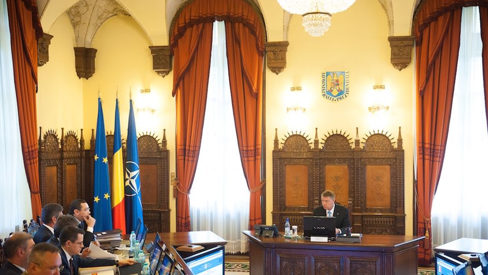 Ședința CSAT. Iohannis a dat mâna cu Ponta. Premierul s-a scărpinat în cap