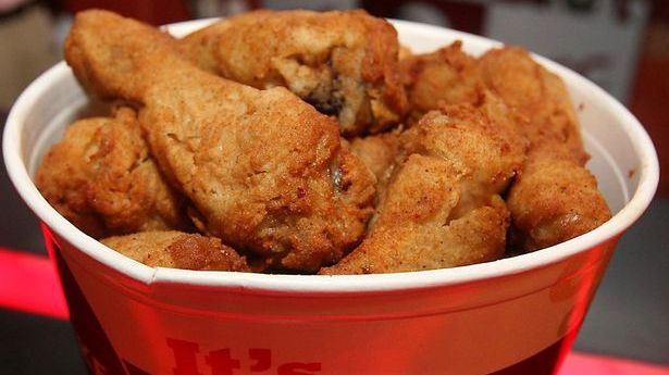 Îţi întoarce stomacul pe dos. Ce a găsit într-o bucată de pui de la KFC - FOTO