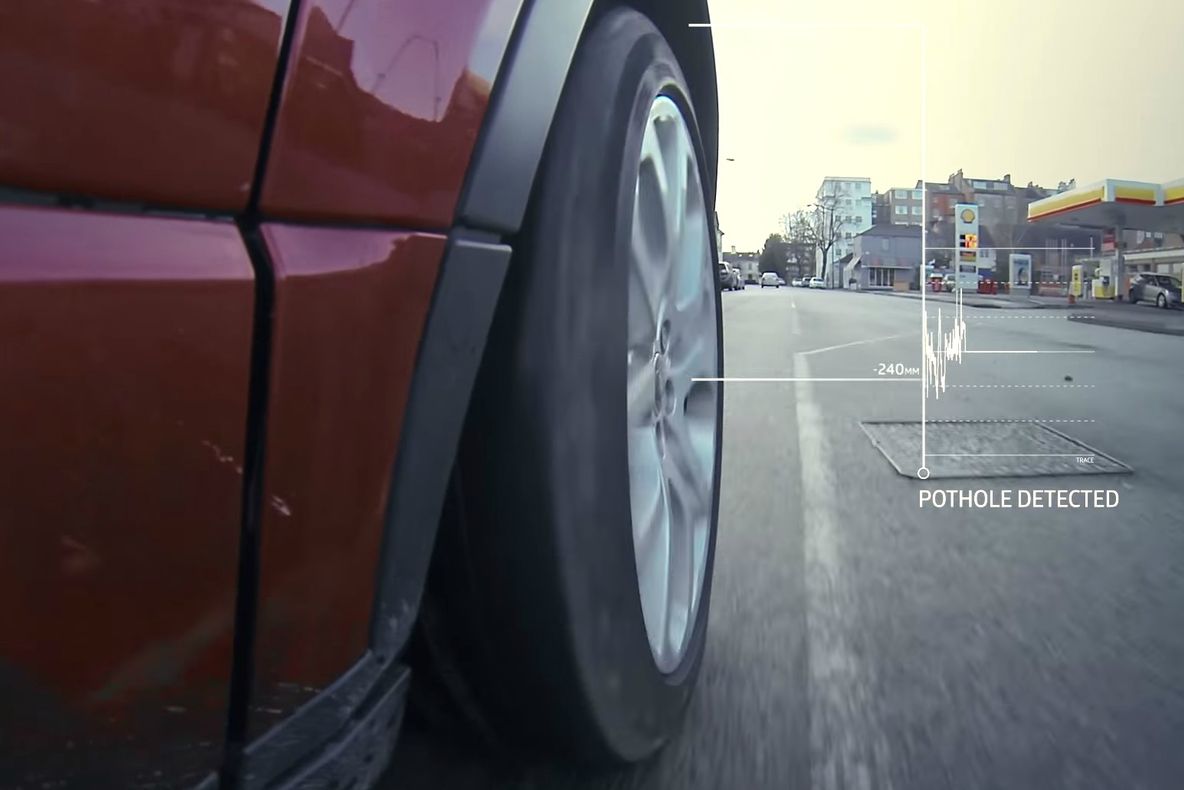 Te-ai săturat de gropile de pe șosele? Iată mașina care rezolvă această problemă