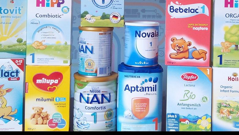 Atenţie la laptele praf pentru bebeluşi. Cât de dăunătoare sunt aceste produse pentru copii