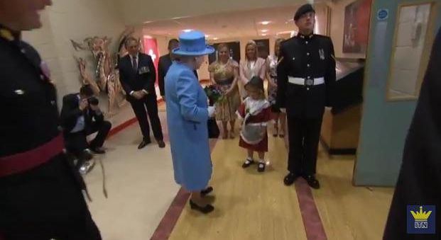 O fetiță a fost pălmuită accidental când i-a oferit un buchet de flori Reginei Marii Britanii