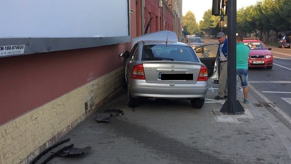 O şoferiţă a intrat cu maşina într-o casă