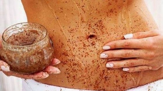 A pus ulei în cafea și a dat cu amestecul rezultat pe piele! Efectele acestui truc sunt fantastice