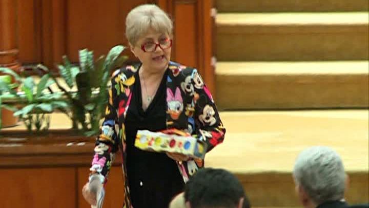 Desene animate: senatoarea Anghel, într-un sacou cu Mickey Mouse la moțiune. Cum explică gestul