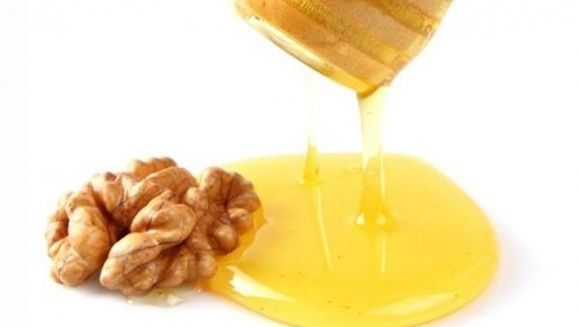 Motive miraculoase pentru care vei vrea să consumi imediat miere cu nuci