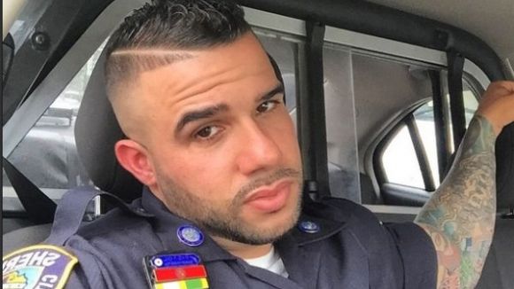 Un poliţist sexy a înnebunit internetul. Femeile îl imploră să le aresteze