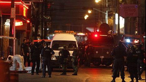 Zece morți într-un atac armat dintr-un bar din apropiere de Monterrey