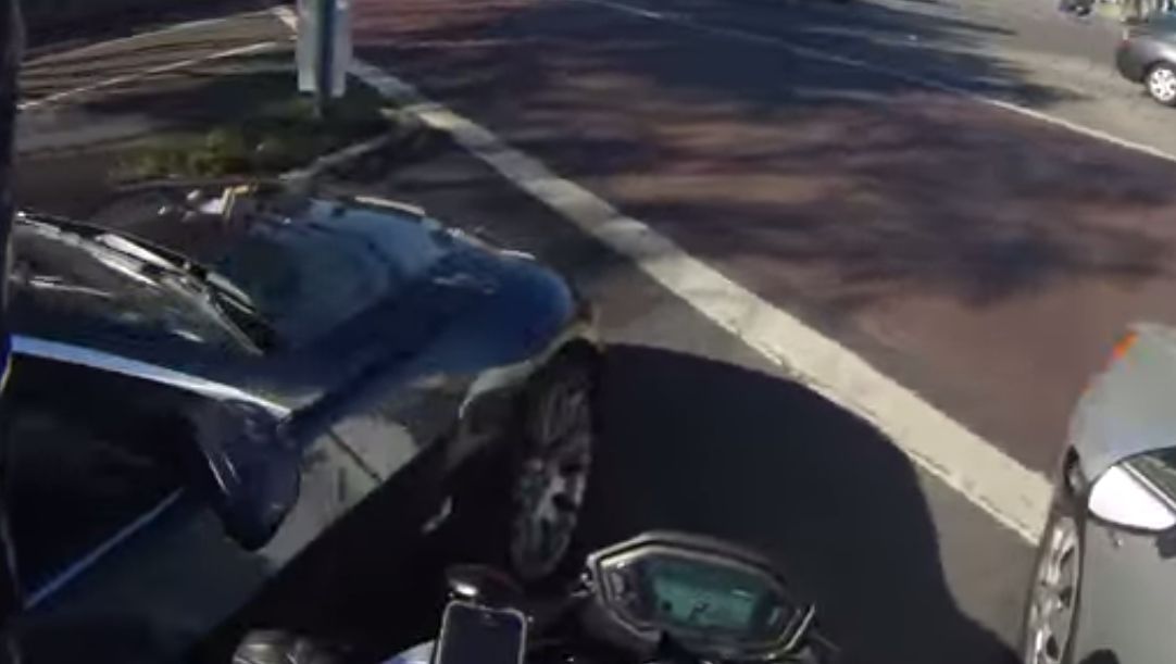 Scene violente în trafic. Cum reacționează un șofer nervos, certat pentru că vorbește la mobil