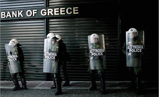 Grecii scot miliarde de euro pe zi din bănci. BCE intervine din nou