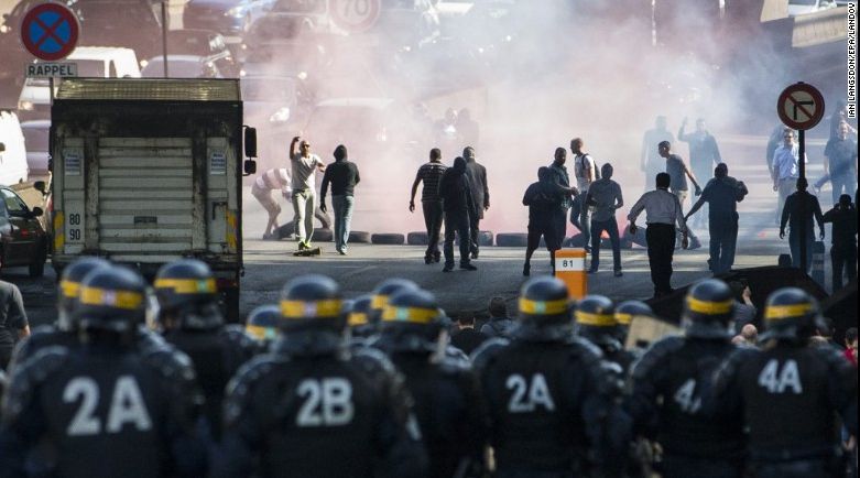 Preşedintele Franţei condamnă violenţa în care au degenerat protestele anti-Uber din Paris