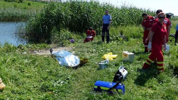 Un pescar din Suceava a fugit de doi bărbaţi pe marginea iazului. Urmarea, ruptă din filmele horror