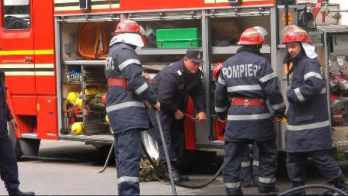 Incendiu puternic la o clădire de birouri din Ploiești 