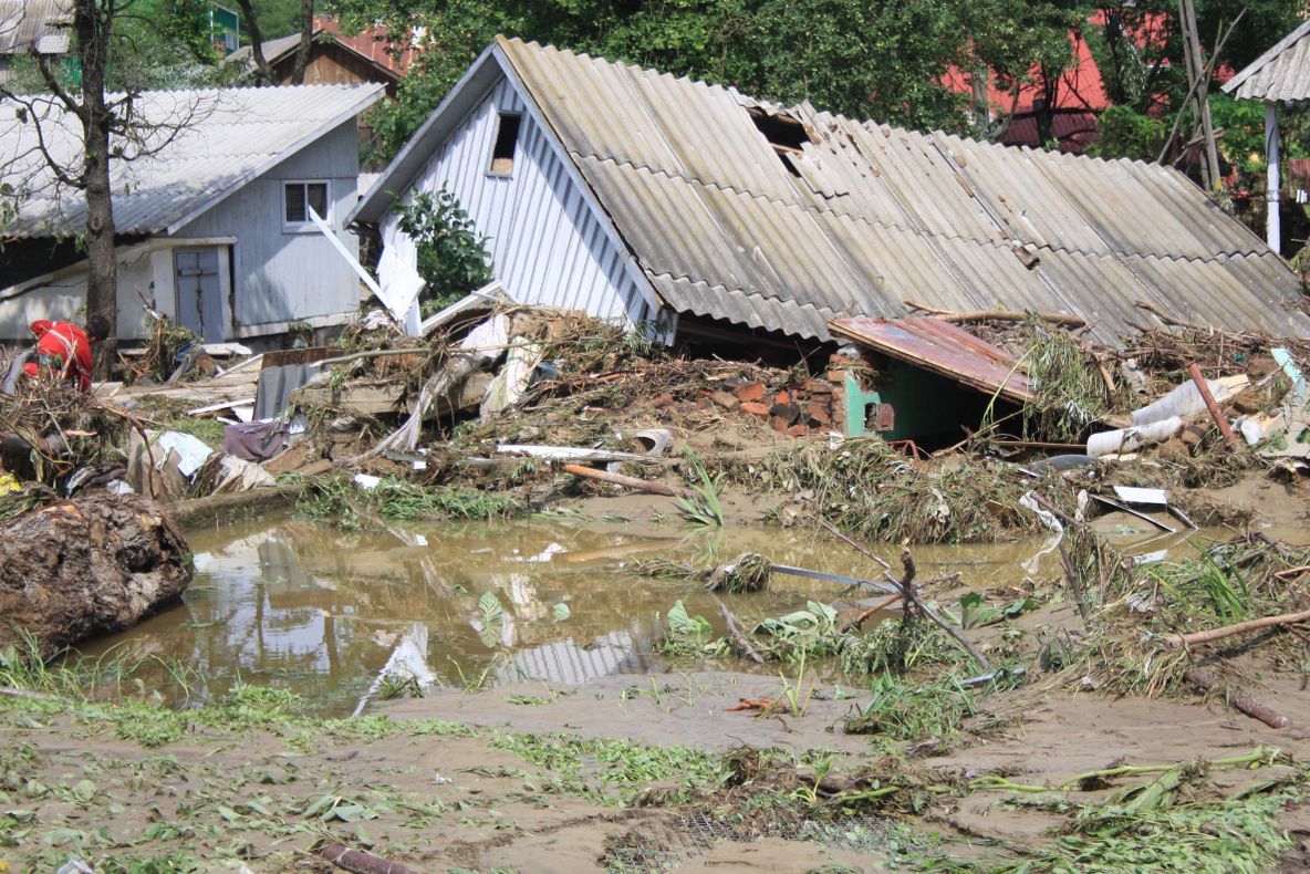 Prăpăd, în ţară, după ploi: case prăbuşite, zeci de gospodării, sub ape