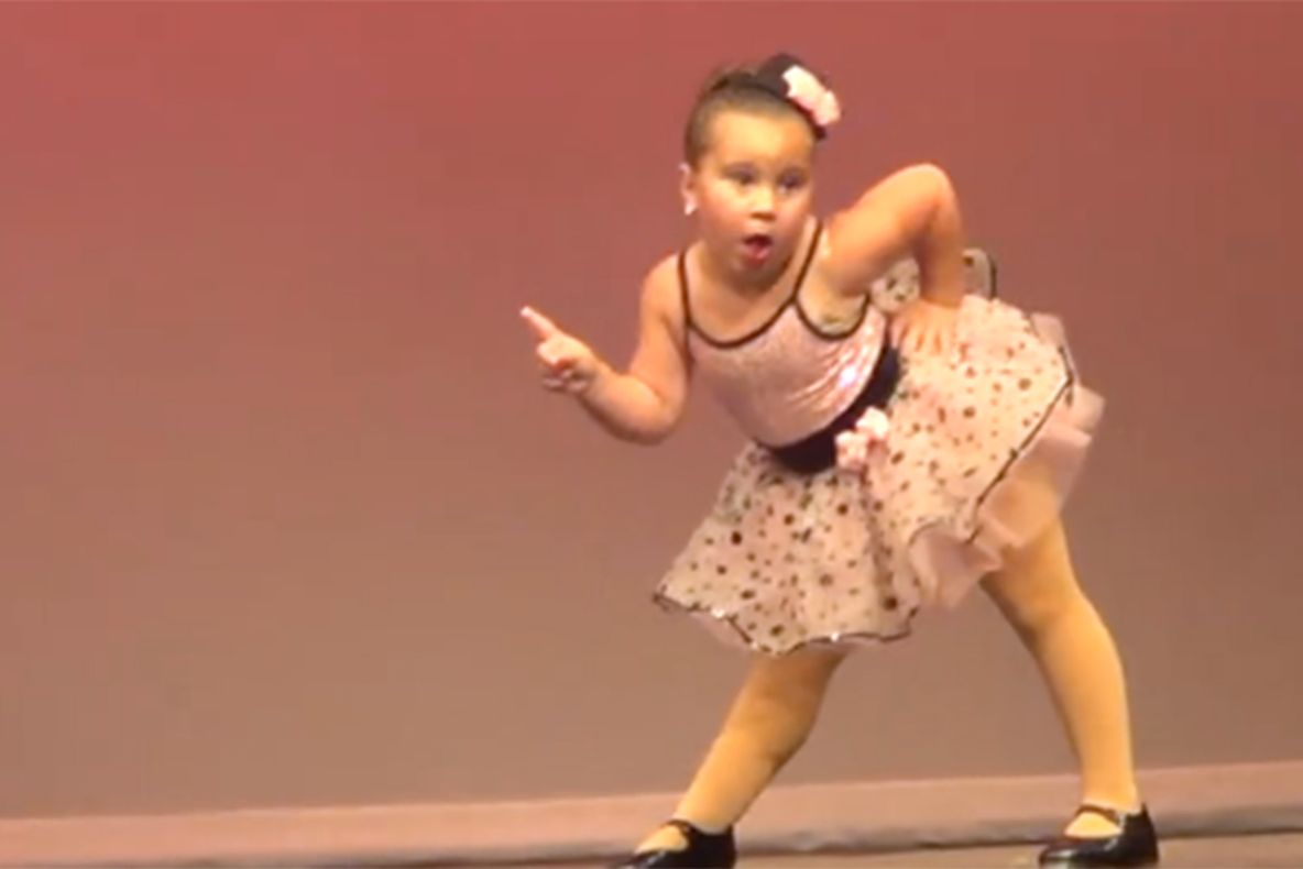 A cucerit internetul la doar şase ani, în paşi de dans. Nimeni nu-şi poate stăpâni zâmbetul!