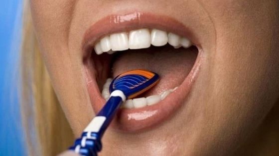 Limba trebuie curăţată în fiecare dimineaţă. Trei metode eficiente