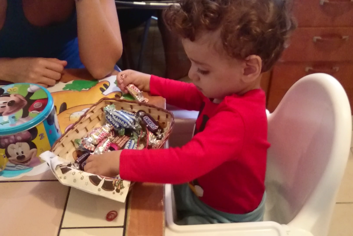 E clar că seamănă cu mama lui! Ce face fiul lui Mircea Badea în timp ce prezentatorul îl filmează