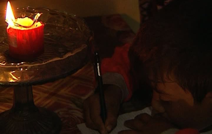 Sebastian, micuțul care învață să scrie la lumina lumânării