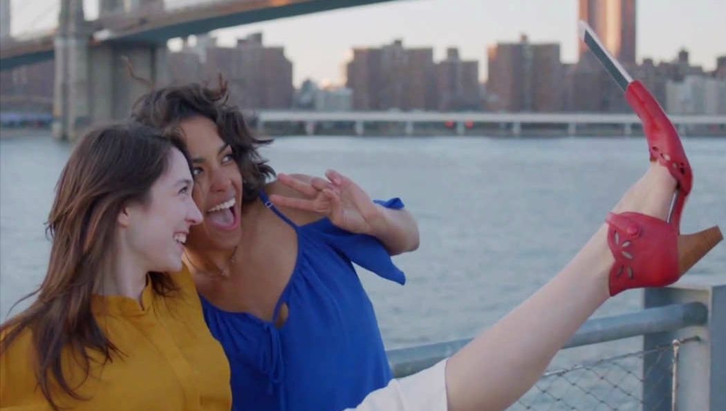 Cât tupeu! Dacă ai folosit vreodată un băț pentru selfie, Samsung tocmai te-a jignit