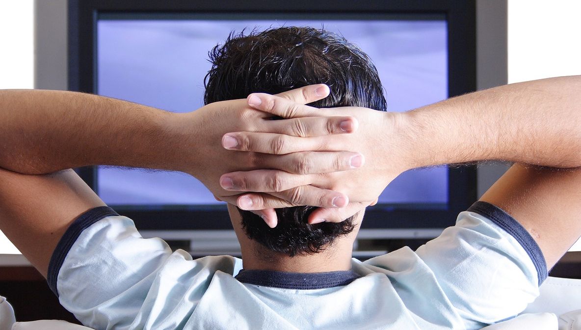 Românii se uită foarte mult la televizor. Câte ore pe zi stăm în faţa ecranului