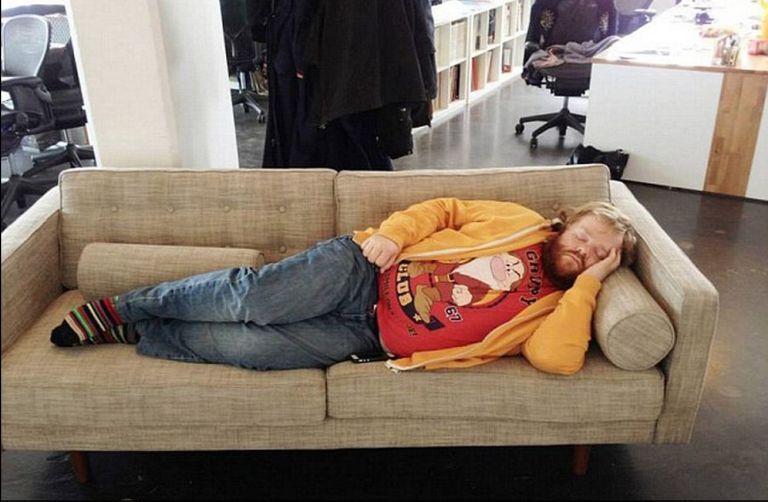 Ce a pățit un bărbat care a adormit pe canapea la birou. A descoperit după ce s-a trezit