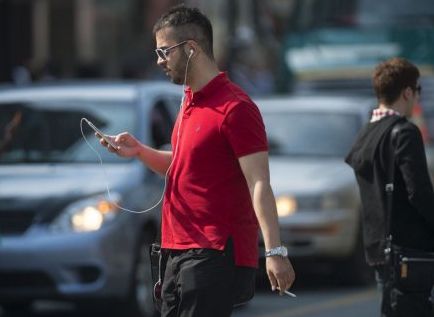 Viață de lux pe banii părinților. Tinerii români nu concep să nu aibă smartphone și haine de fițe