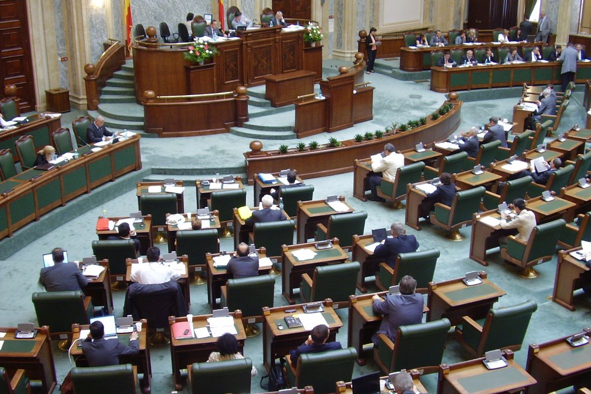 Pensiile speciale pentru militari, adoptate în Senat. Oprea: Nu sunt niște privilegii 