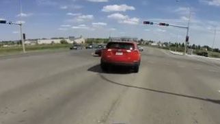 Şoferiţa care depăşeşte orice imaginaţie! A dat cu spatele în intersecţie 