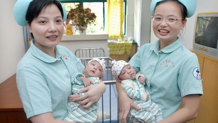 Surori siameze, separare cu succes. S-a folosit o tehnologie inovatoare