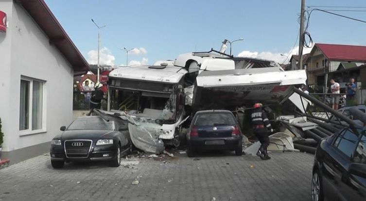 Accident groaznic. Un tir a rămas fără frâne şi a distrus totul dintr-o parcare 