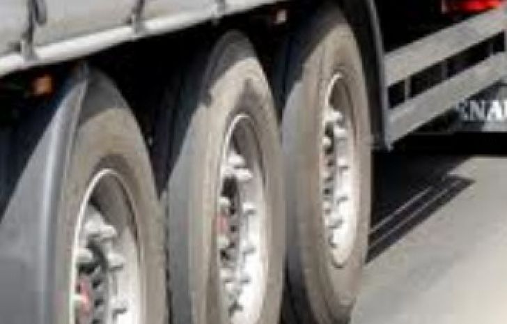 Impact violent între o maşină şi un TIR, soldat cu două victime