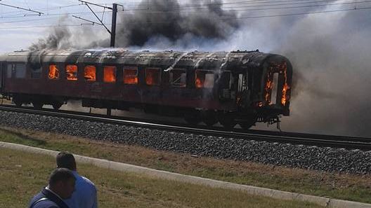 Incendiu într-un tren pe ruta București-Constanța: Zeci de pasageri, evacuaţi. FOTO EXCLUSIV