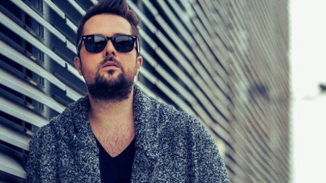 Cântăreţ din România, operat de urgenţă după ce i s-a făcut rău în timpul unui concert