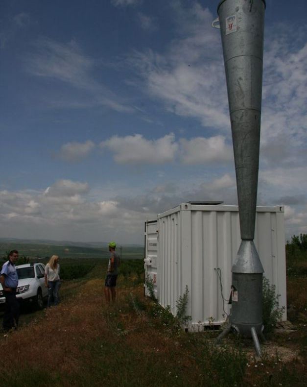 Două sate din Vaslui, speriate de ”tunul de rachetă” care alungă ploaia: Dau cu rachete de 2 luni