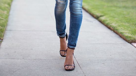 Acești pantaloni nu sunt permiși la școală. Părinții sunt revoltați de decizia luată 