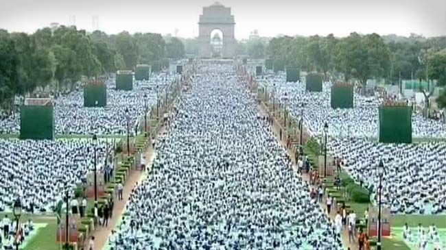 Zeci de mii de oameni au celebrat, în New Delhi, prima „Zi Internațională a Yoga”