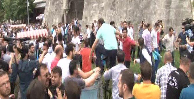 Protestatari turci au agresat, "din greşeală", turişti din Coreea de Sud. I-au crezut chinezi