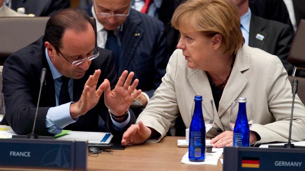 Merkel și Hollande cer convocarea unui summit al zonei euro pe tema crizei din Grecia