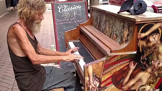 Un om al străzii care cântă uluitor la pian a ajuns un fenomen pe YouTube