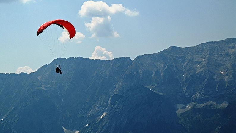 Tragedie la Bâlea Lac. Un bărbat şi-a pierdut viaţa după ce a căzut cu parapanta