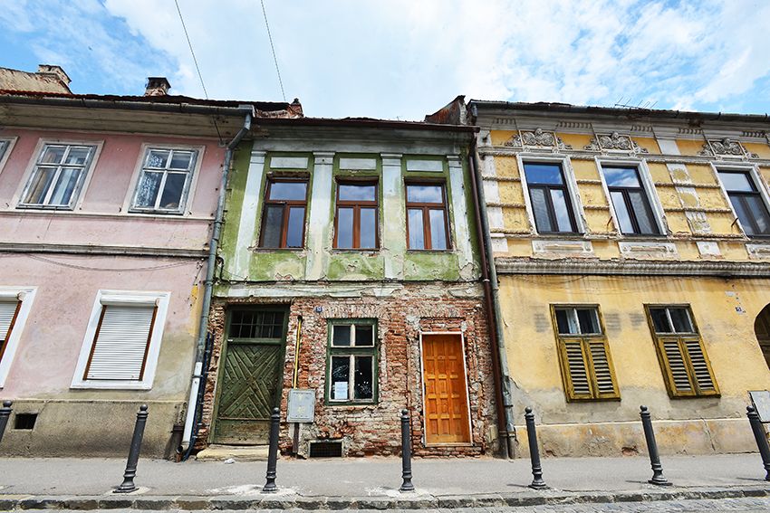 Anunţul care a pus pe jar Sibiul, apărut într-un geam: "Închiriez gratuit casă..."